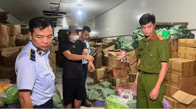 Đột kích 5 xưởng gia công, thu giữ gần 20 tấn bánh kẹo trôi nổi ''đội lốt'' hàng ngoại nhập